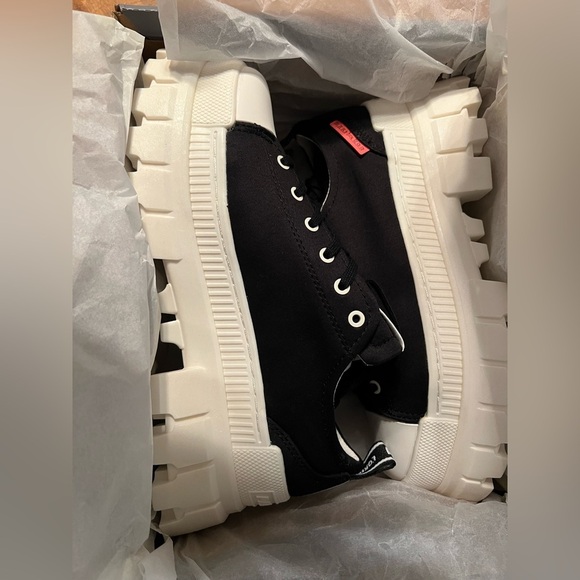 Palladium Black and White REVOLT LO TX | Size 8.5 M runs 1/2 larger | New in Box - Picture 13 of 14